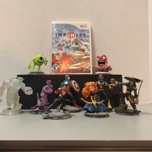 Disney INFINITY Wii Software  & LOT of 9 DISNEY FIGURES